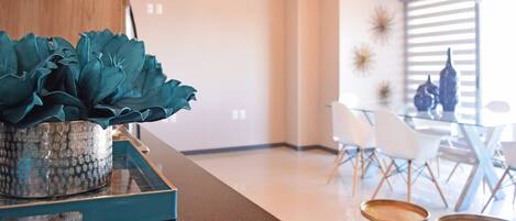 Suite Deluxe, 2 habitaciones, no fumadores | Zona de estar | Una televisión de pantalla plana