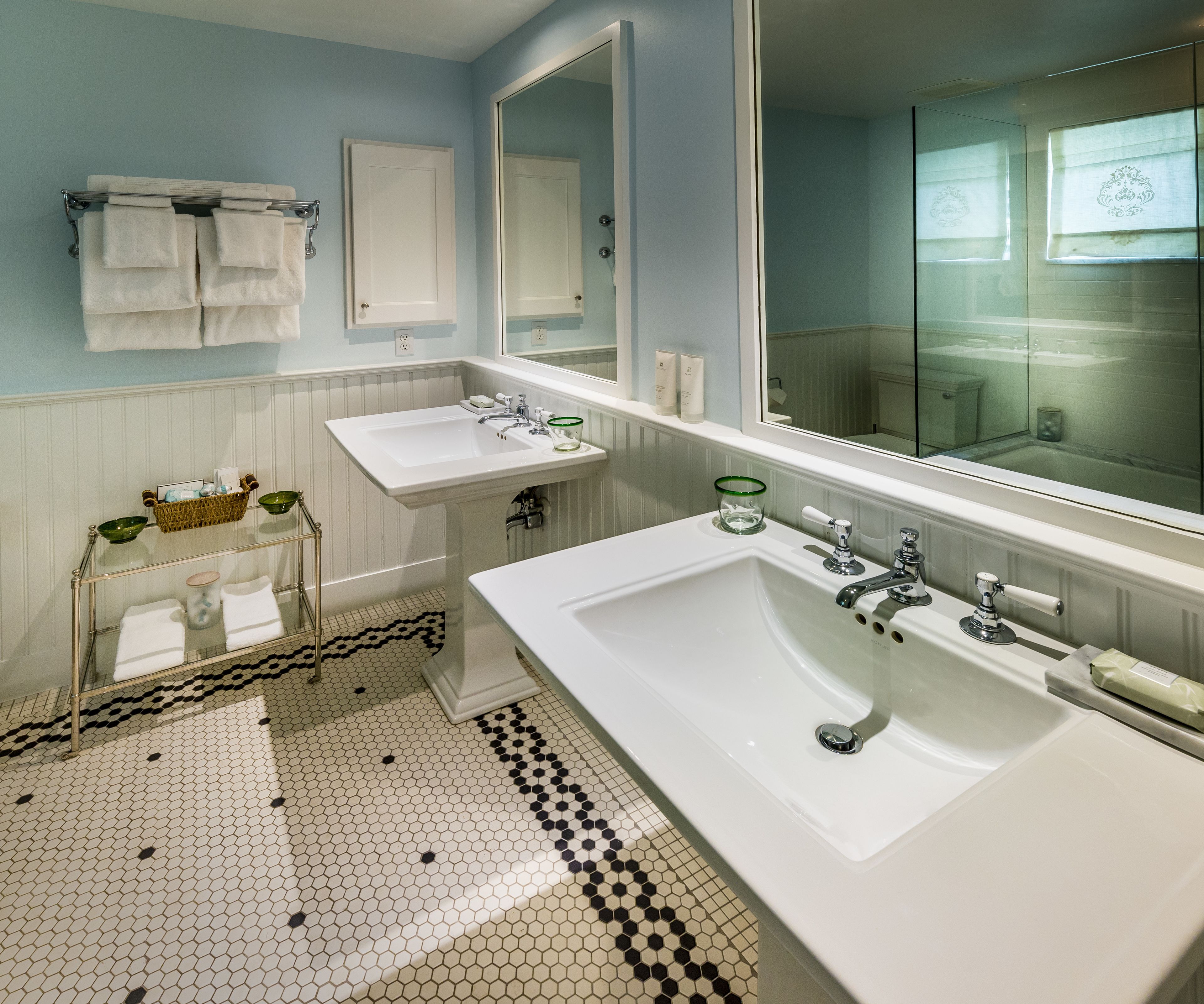 room, 1 king bed, non smoking | bathroom | slippers, towels