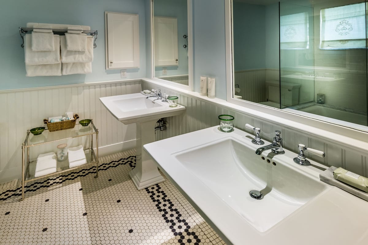 room, 1 king bed, non smoking | bathroom | slippers, towels