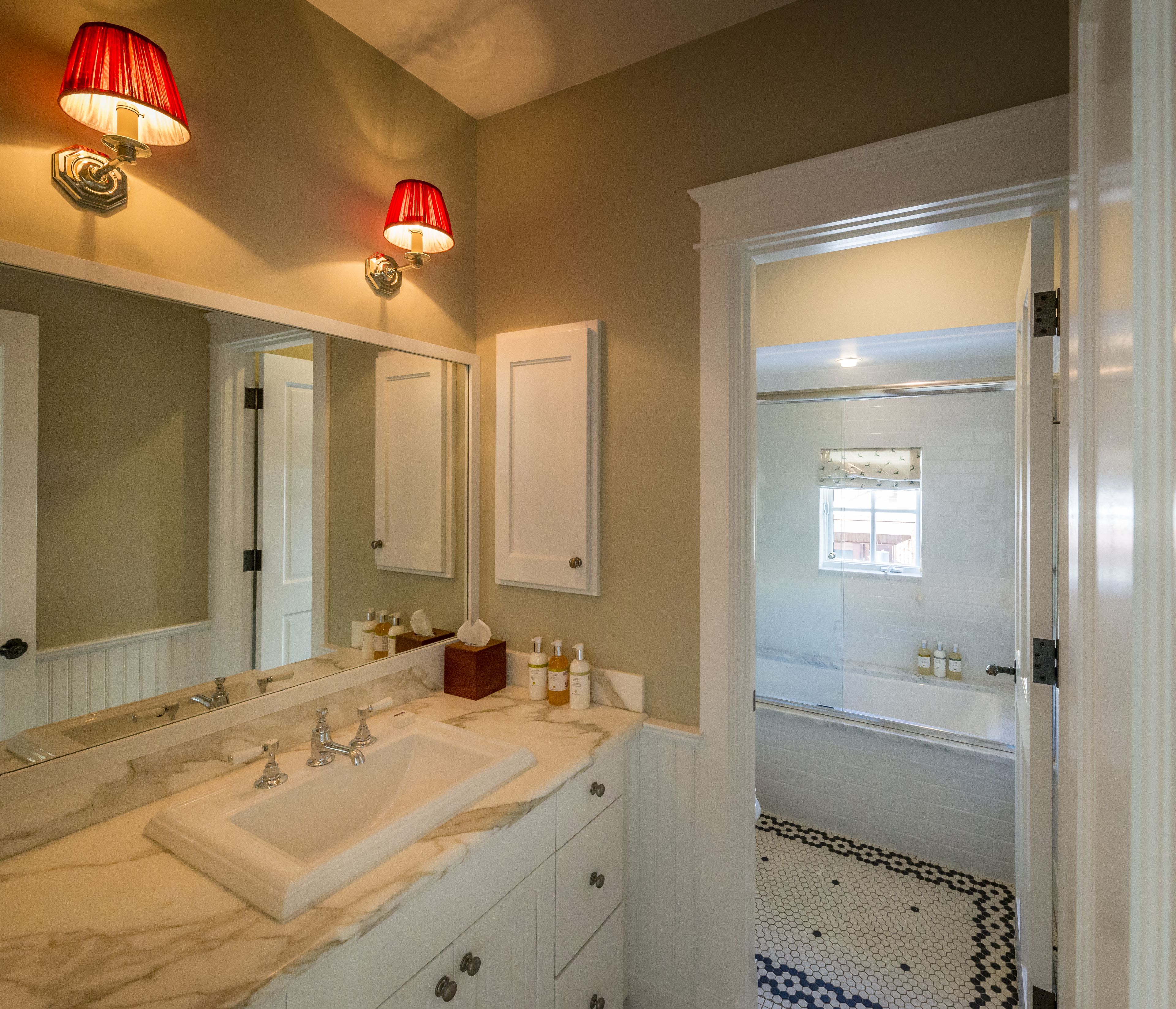 room, 1 king bed, non smoking | bathroom | slippers, towels