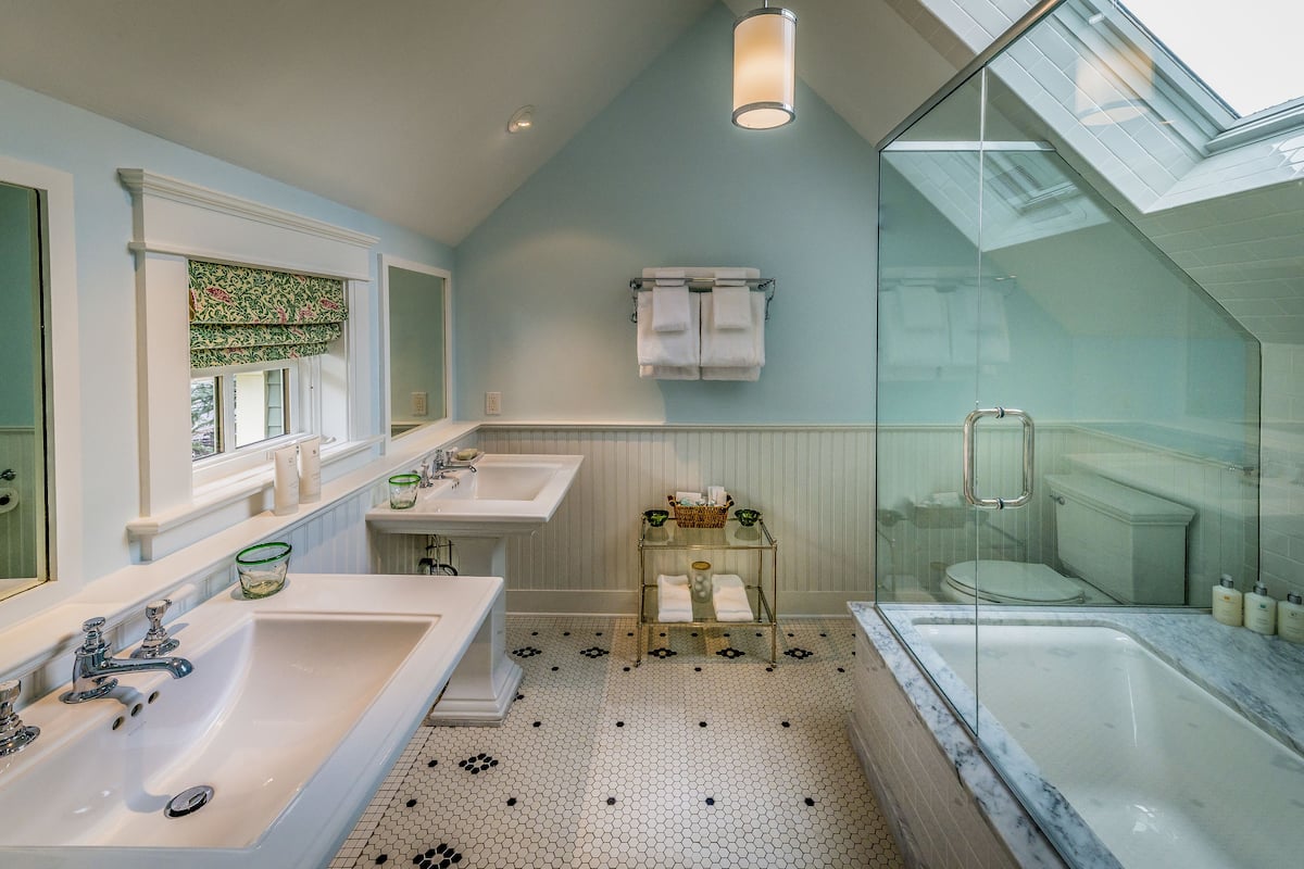 room, 1 king bed, non smoking | bathroom | slippers, towels