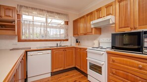 Fridge, microwave, oven, stovetop - A pet friendly property, less than 1km from the beach and shops (Nelson Bay)