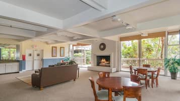 Family Condo, Multiple Beds, Accessible, Ocean View | In-room dining