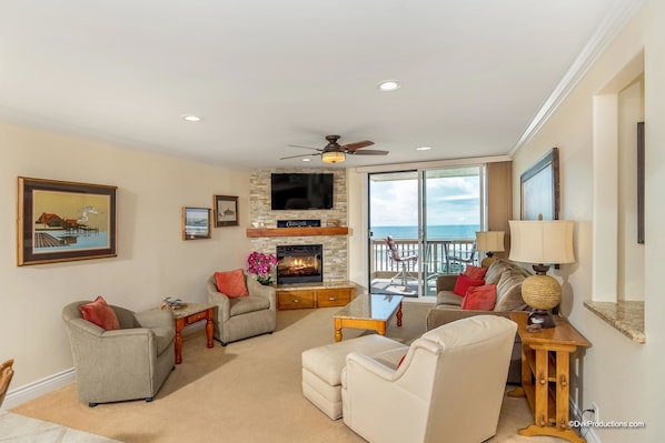 Hus, flere senger (White Water Vista) | Oppholdsområde | Flatskjerm-TV, peis, DVD-spiller og bordtennis