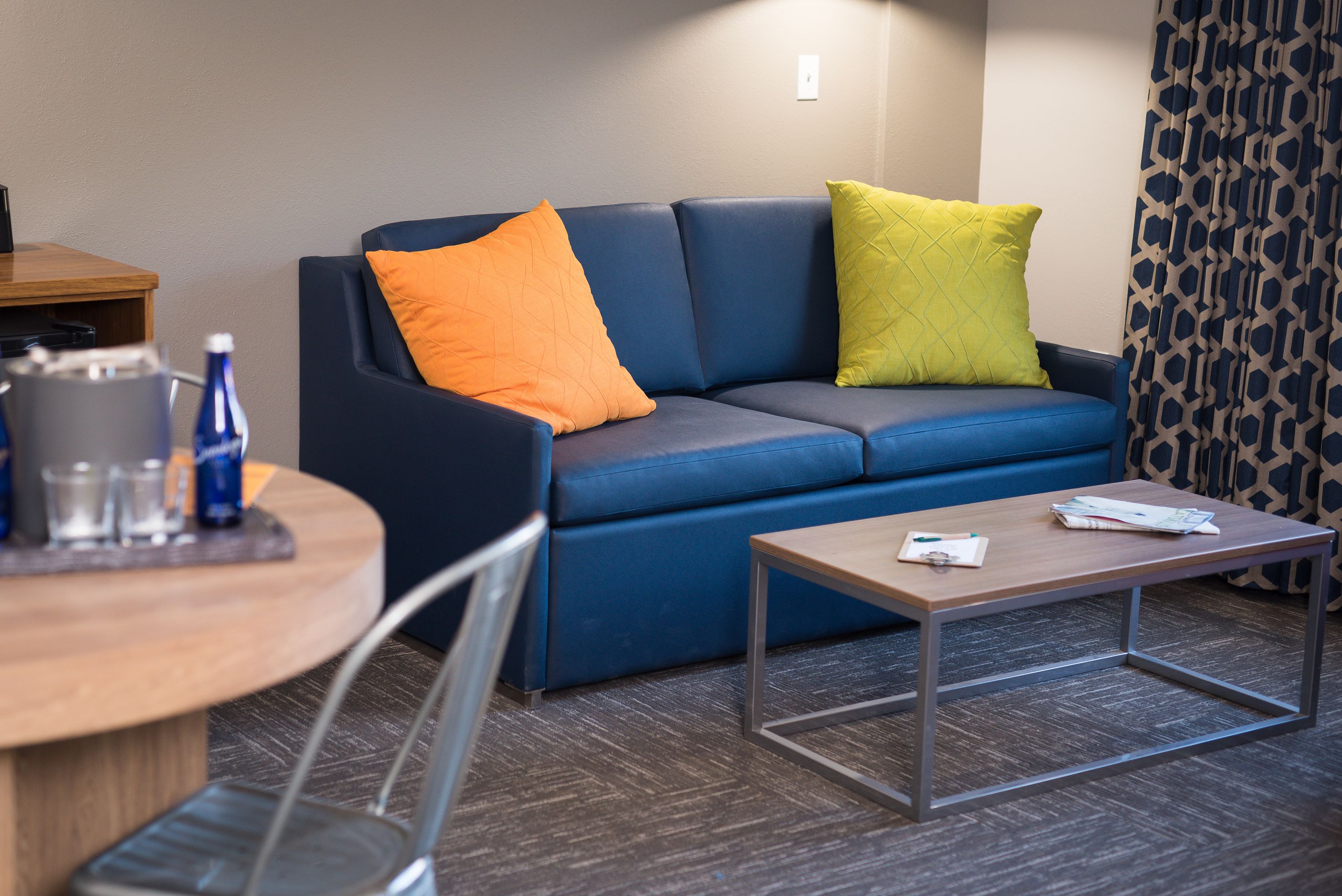 Een smart-tv en een iPod-dock