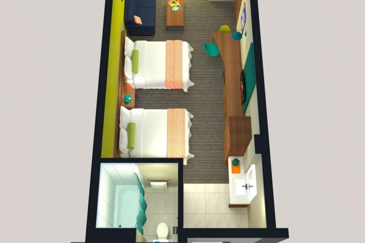 Distribución de una habitación de hotel con dos camas, un escritorio, una silla, una mesita, un sofá, una ventana con cortinas y un baño.