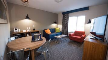 Een smart-tv en een iPod-dock