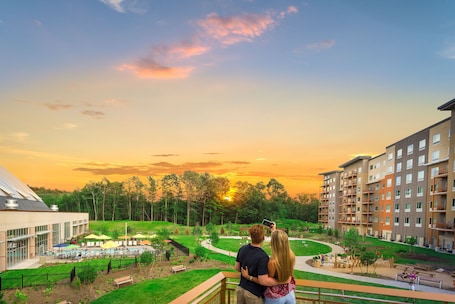 Courtyard. The Kartrite Resort & Indoor Waterpark