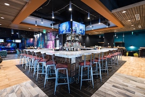 2 间酒吧/酒廊、池畔酒吧