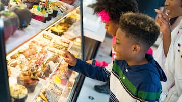 Een vitrine met verschillende gebakjes.