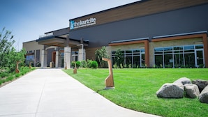 Un bâtiment moderne sur lequel on peut lire l’inscription : « The Kartrite Resort & Indoor Waterpark ».