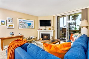 Huis, meerdere bedden (Pacific Palms) | Woonruimte | Een flatscreentelevisie, een open haard en een dvd-speler