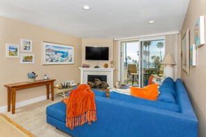 Huis, meerdere bedden (Pacific Palms) | Woonruimte | Een flatscreentelevisie, een open haard en een dvd-speler