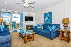 Casa, varias camas (Sea Breeze Penthouse) | Área de sala de estar | Televisión, chimenea y reproductor de DVD 