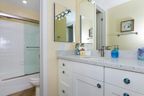 Rumah, Beberapa Tempat Tidur (Sea Breeze Penthouse) | Kamar mandi | Bathtub dengan aliran air dan perlengkapan mandi gratis