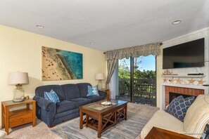 Casa, 1 letto king con divano letto (Starfish Cove) | Area soggiorno | TV a schermo piatto, caminetto, lettore DVD, tavolo da ping pong