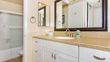 House, 1 Queen Bed (Dolce Far Niente) | Bathroom | Combined shower/bathtub, jetted bath, designer toiletries, hair dryer