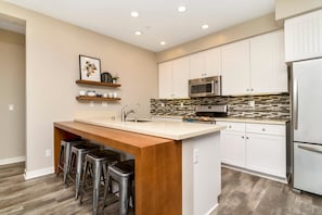 Apartment, Mehrere Betten | Essbereich im Zimmer