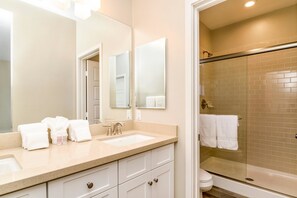 Condo, Plusieurs lits | Salle de bain | Shampooing