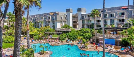 Appart'hôtel, plusieurs lits | Piscine extérieure