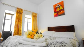 Quarto casal básico, banheiro privativo | Wi-Fi de cortesia, roupa de cama