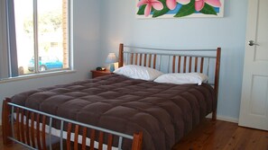 4 bedrooms, iron/ironing board, bed sheets - Shoal Bay holiday house (Shoal Bay)