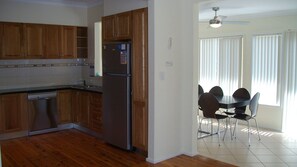 Fridge, microwave, oven, stovetop - Shoal Bay holiday house (Shoal Bay)