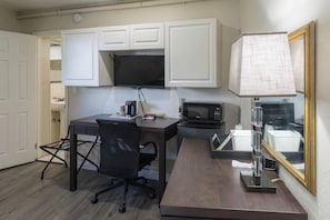 Classic Room 1 Queen Bed, Non Smoking | Living area | 42-inch flat-screen TV with premium channels, TV