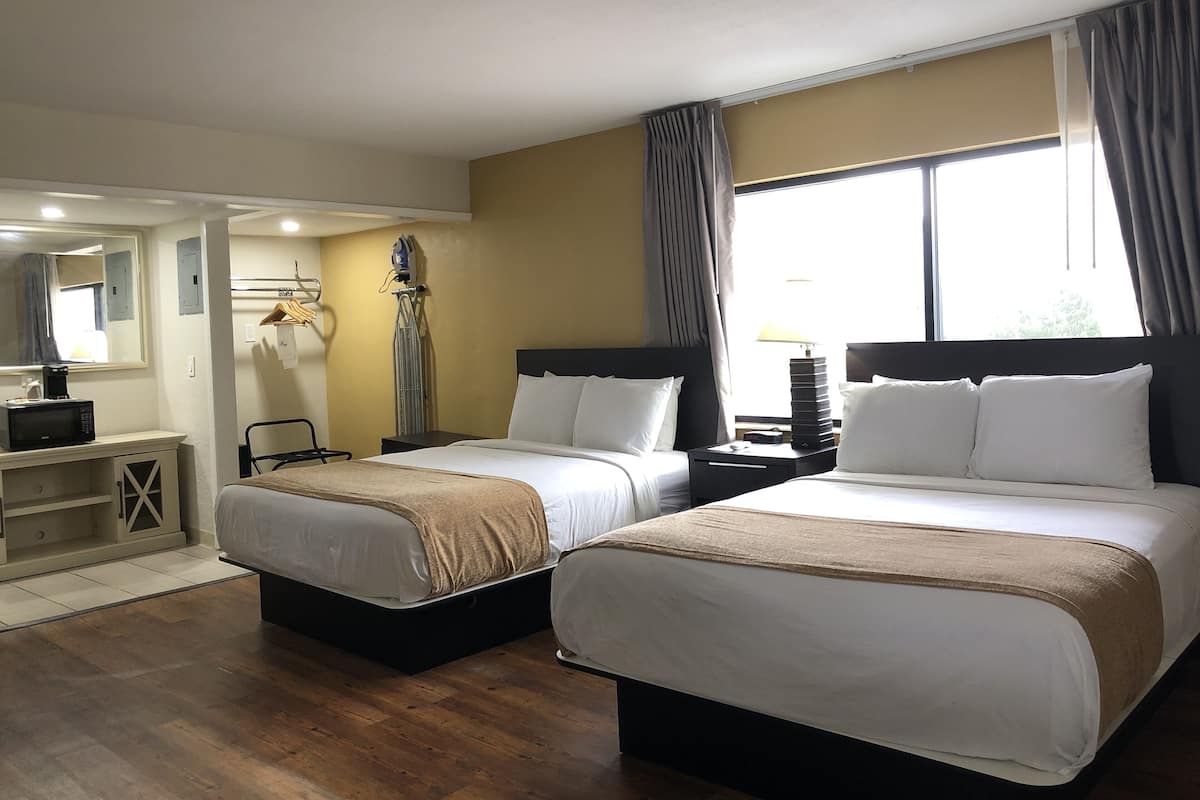 Comfort Room 2 Queen Beds, Non Smoking | Caja de seguridad en la habitación, escritorio y cortinas blackout