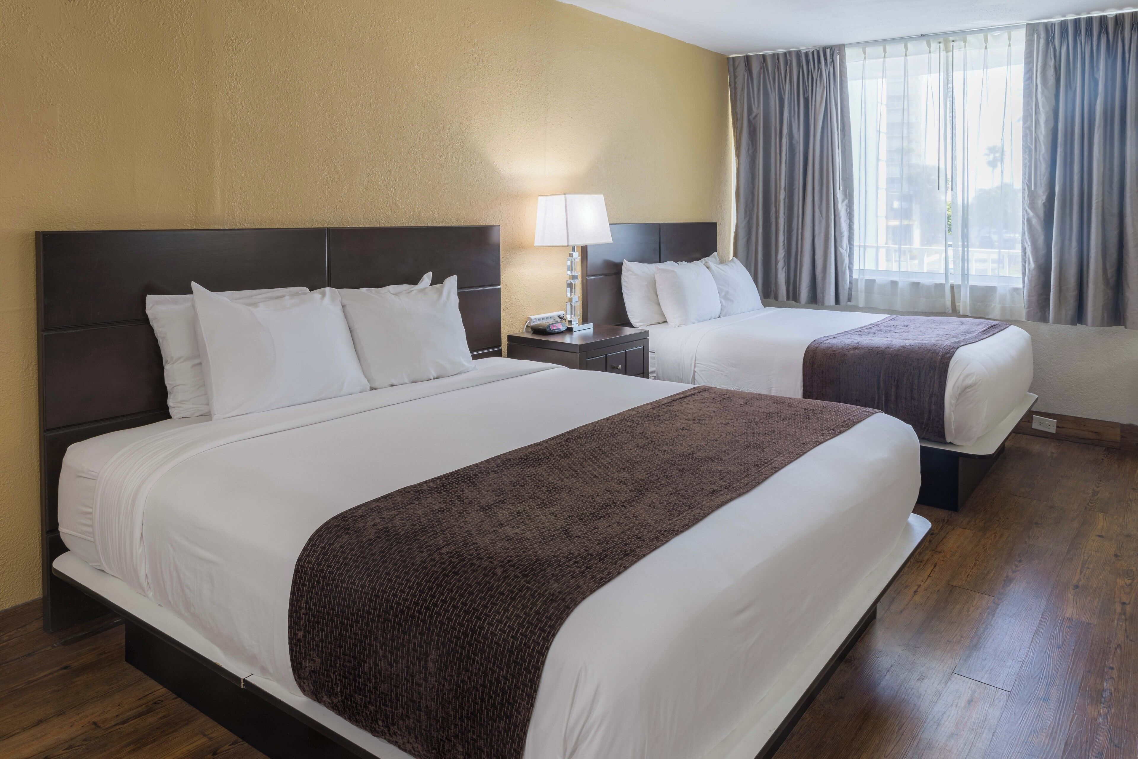 Comfort Room 1 King & 1 Queen Bed, Non Smoking | セーフティボックス (室内)、デスク、遮光カーテン、防音設備