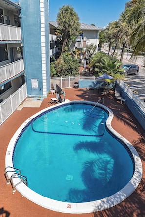 Una piscina al aire libre (de 07:00 a 19:00), tumbonas