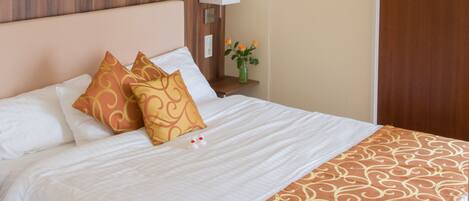 Double Room | Desk, free WiFi, bed sheets