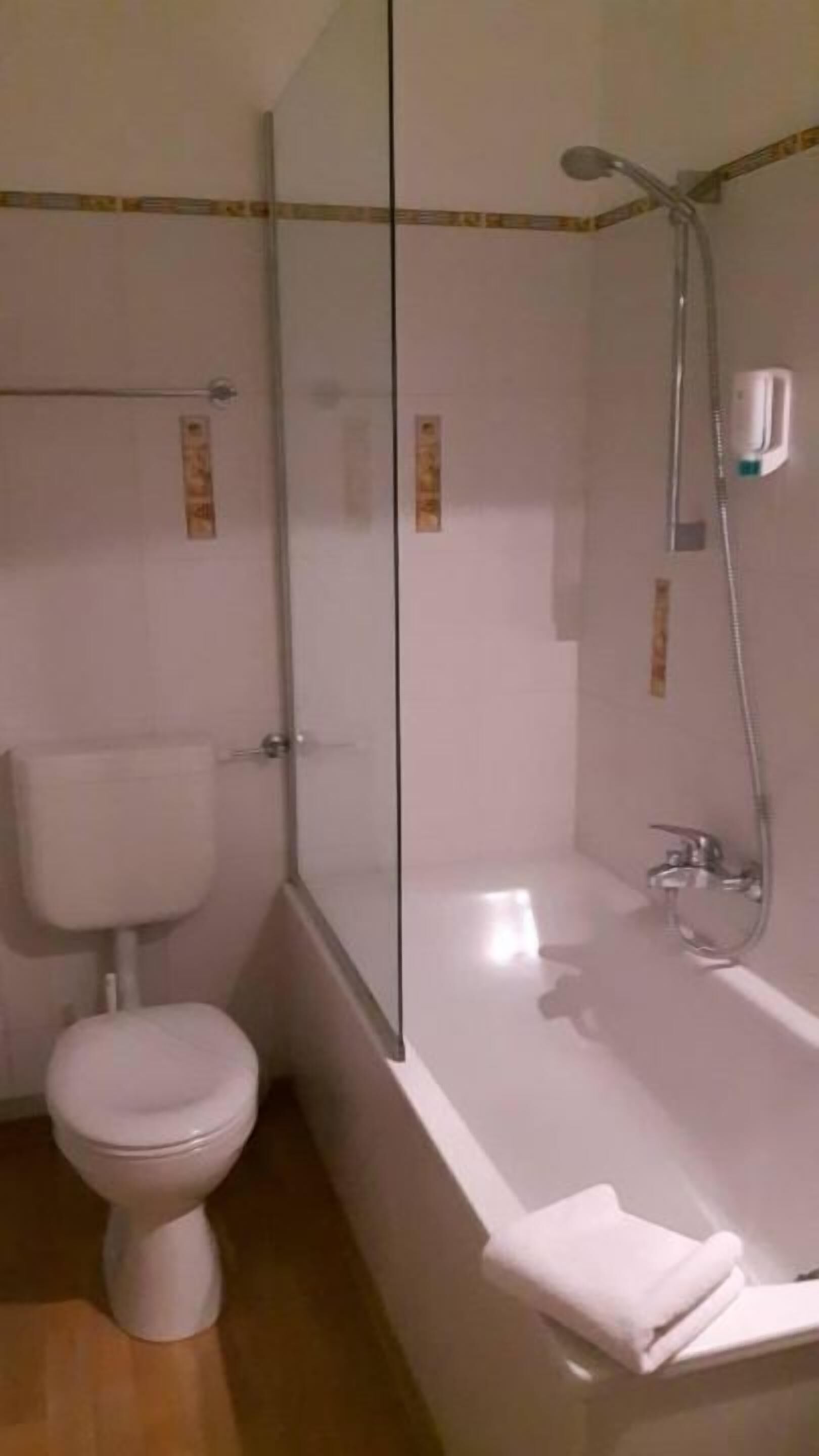 Salle de bain | Douche, articles de toilette (gratuits), séchoir à cheveux