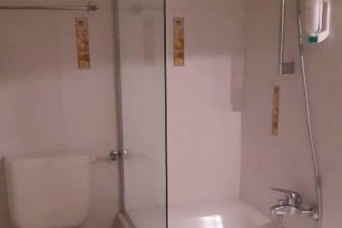 Salle de bain | Douche, articles de toilette (gratuits), séchoir à cheveux