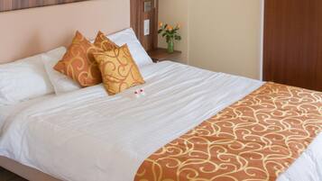 Escritorio, wifi gratis y ropa de cama