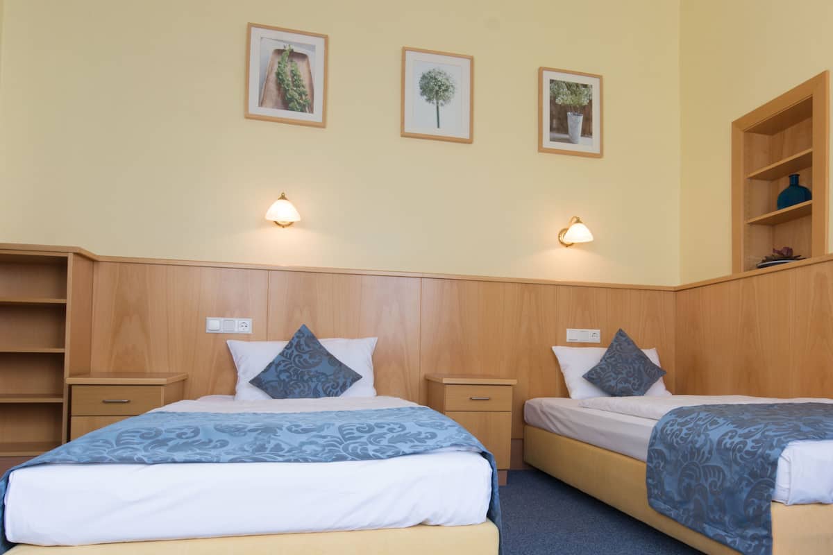Triple Room | Desk, WiFi (free), bed sheets