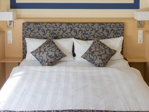Double Room | Desk, free WiFi, bed sheets - Duckys Restaurant Events Hotel (Bad Nauheim)