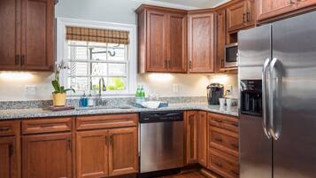 House | Private kitchen | Fridge, microwave, oven, stovetop