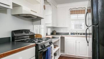 House | Private kitchen | Fridge, microwave, oven, stovetop