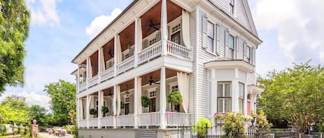 Fachada de la propiedad