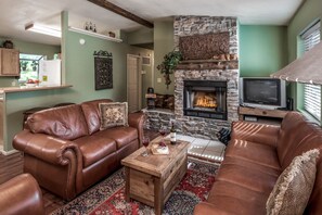 Cabin, 3 Bedrooms | Living area - Ruidoso - 195 Musketball (Ruidoso)