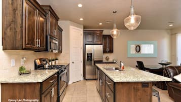 Casa, varias camas, vista a la montaña (Western Sky) | Cocina privada | Refrigerador, microondas, horno y parrilla de estufa