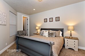 4 عدّة غرف نوم وواي فاي مجانًا وملاءات أسرّة