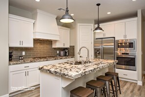 Maison, plusieurs lits, vue montagne (Southern Comfort) | Cuisine privée | Réfrigérateur, micro-ondes, four, plaque de cuisson