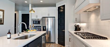 Townhome, Multiple Beds, Mountain View (Red Rock Peace) | Private kitchen | Fridge, microwave, oven, stovetop