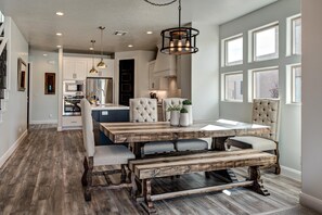 Pientalo, useita sänkyjä, vuoristonäköala (Red Rock Peace) | Yksityinen keittiö | Jääkaappi, mikroaaltouuni, uuni, liesi