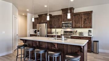 House, Multiple Beds, Mountain View (Fairways Escape) | Private kitchen