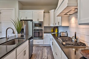 Casa, varias camas (Back Nine Villa) | Cocina privada | Refrigerador, microondas, horno y parrilla de estufa