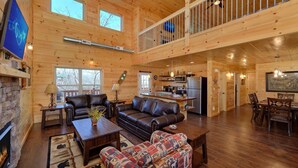 A spacious cabin with a living room, dining area, and kitchen. - Alpine Pool Lodge Holiday home 2 (Pigeon Forge)