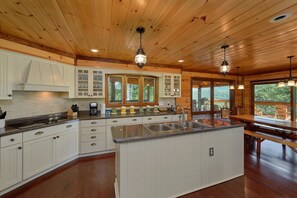 House | Private kitchen | Fridge, microwave, oven, stovetop - This Magic Moment Holiday home 5 (Gatlinburg)